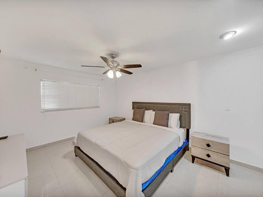 Supervilla - Lakefront - Sunsets, Kayaks, Grill Fort Lauderdale Eksteriør billede