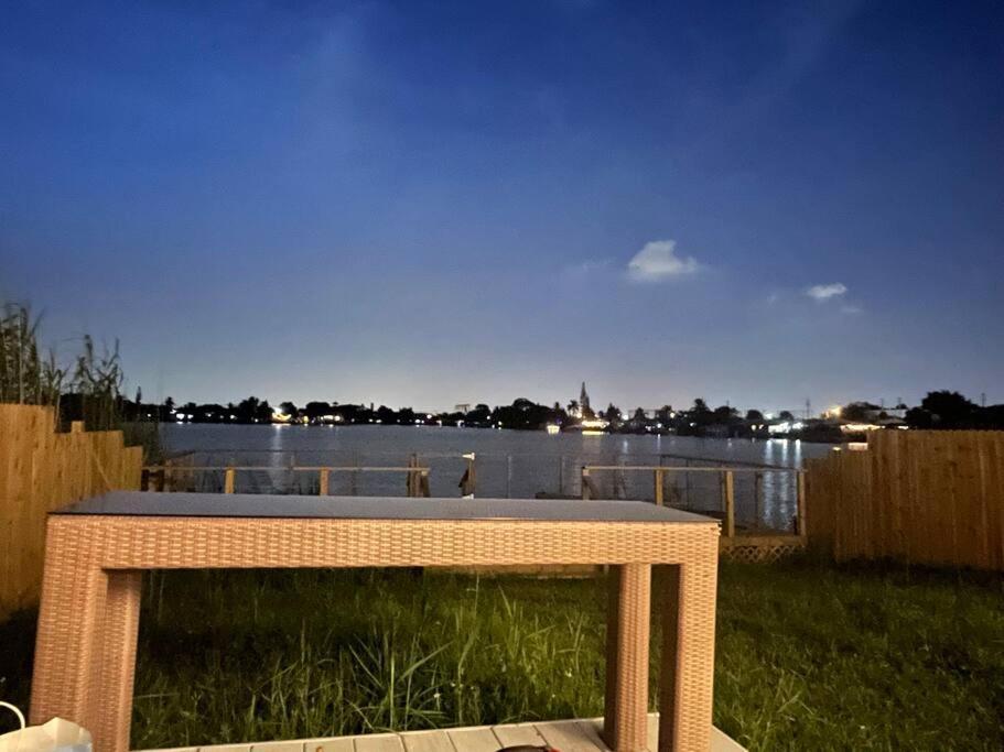 Supervilla - Lakefront - Sunsets, Kayaks, Grill Fort Lauderdale Eksteriør billede