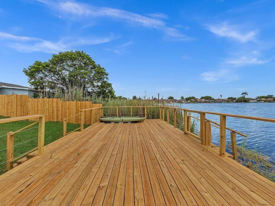 Supervilla - Lakefront - Sunsets, Kayaks, Grill Fort Lauderdale Eksteriør billede