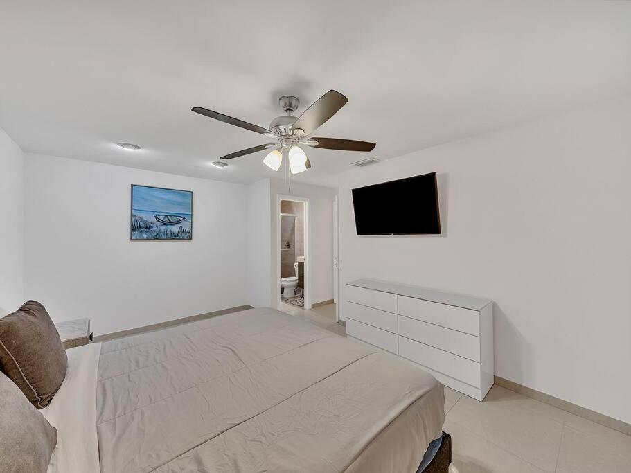 Supervilla - Lakefront - Sunsets, Kayaks, Grill Fort Lauderdale Eksteriør billede