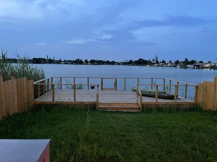 Supervilla - Lakefront - Sunsets, Kayaks, Grill Fort Lauderdale Eksteriør billede