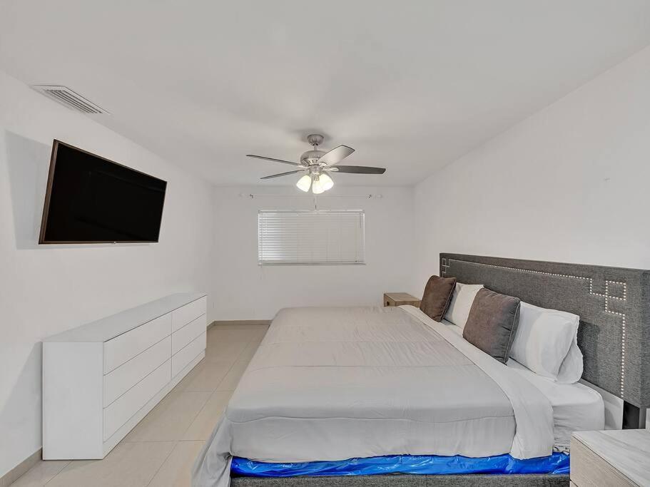 Supervilla - Lakefront - Sunsets, Kayaks, Grill Fort Lauderdale Eksteriør billede