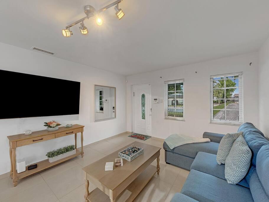Supervilla - Lakefront - Sunsets, Kayaks, Grill Fort Lauderdale Eksteriør billede