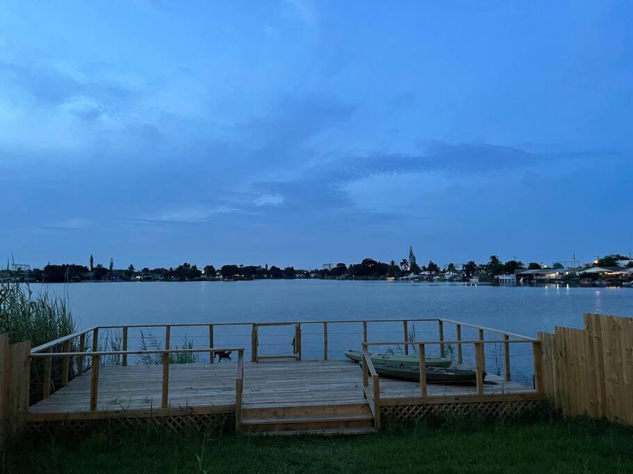 Supervilla - Lakefront - Sunsets, Kayaks, Grill Fort Lauderdale Eksteriør billede